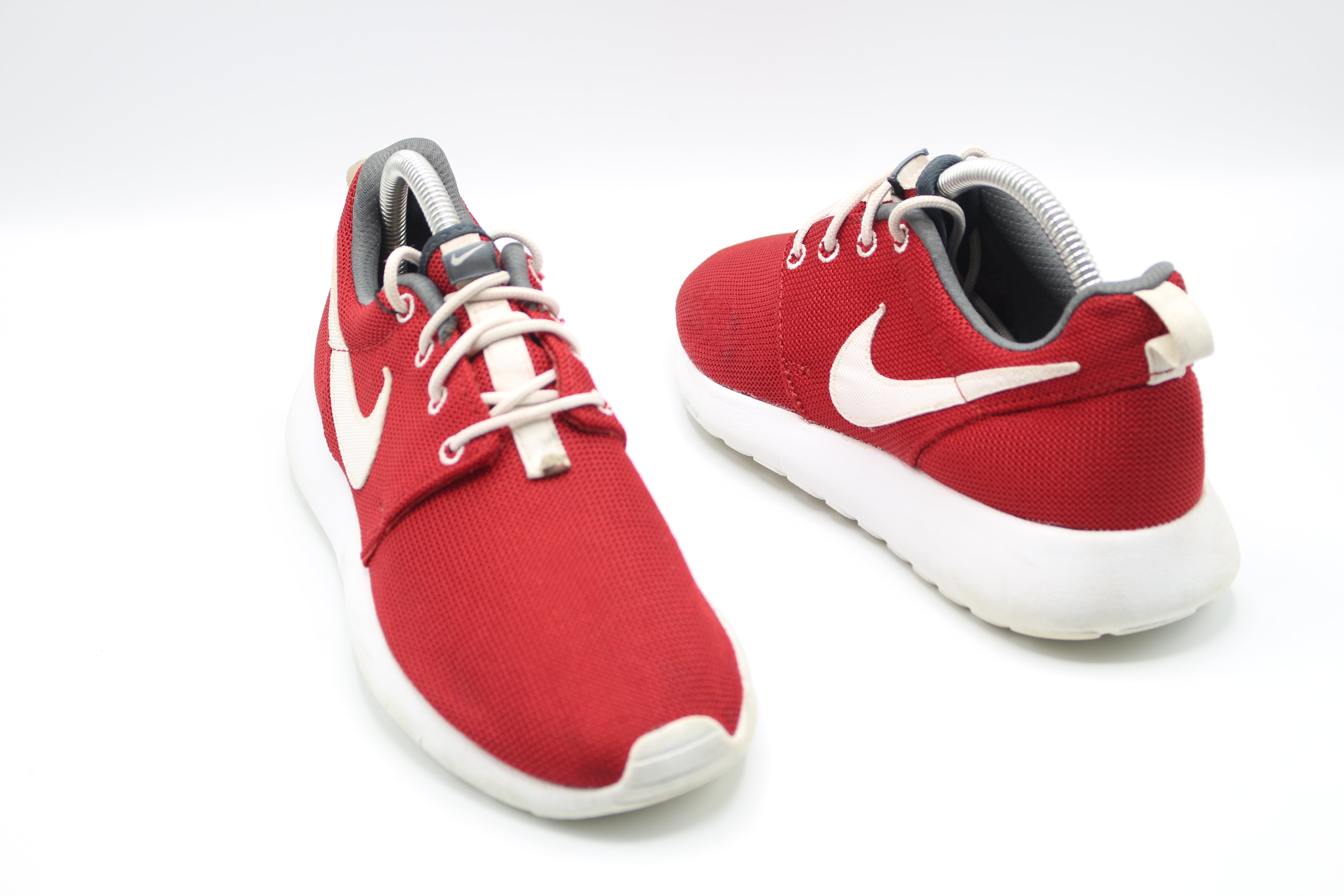 Nike Youth Roshe One (Gym Red/White/Dark Grey)(7 M US Big Kid)               EUR SIZE 39